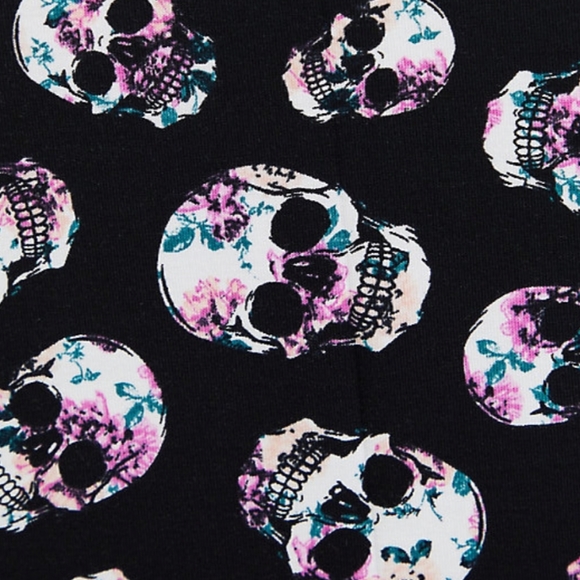 🆕 ☠SUPER SOFT BLACK FLORAL SKULL SLEEP DRESS☠ - Picture 2 of 5